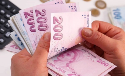 Roketsan’da Mühendislik Kariyeri – Sıkça Sorulan Sorular (SSS) 1. Roketsan nedir? Ne iş yapar? Roketsan, Türkiye'nin lider savunma sanayi şirketlerinden biridir. Füze, roket, mühimmat ve çeşitli savunma sistemlerinin yerli ve milli olarak geliştirilmesi ve üretilmesinde uzmanlaşmıştır. Aynı zamanda uluslararası pazarlara da ihracat yaparak küresel alanda rekabet eden bir teknoloji şirketidir. 2. Roketsan’da mühendis olarak çalışmak ne anlama gelir? Roketsan’da mühendis olarak görev almak, sadece teknik bilgiyle üretim süreçlerine katkı sağlamak değil, aynı zamanda ülkenin savunmasına doğrudan destek vermek anlamına gelir. Bu pozisyon, ileri teknolojiyle çalışma, büyük çaplı projelerde yer alma ve gerçek mühendislik çözümleri geliştirme fırsatı sunar. 3. Roketsan mühendislerine hangi avantajları sunar? Roketsan’da çalışan mühendisler aşağıdaki avantajlardan faydalanabilir: Rekabetçi maaş ve prim sistemleri Özel sağlık sigortası ve yan haklar Servis, yemek ve sosyal imkânlar Sürekli eğitim ve kariyer gelişimi desteği Ar-Ge odaklı çalışma ortamı Yüksek teknolojili projelerde görev alma fırsatı 4. Roketsan’a kimler başvurabilir? Özellikle aşağıdaki mühendislik alanlarından mezun olan adaylar Roketsan için uygun adaylardır: Makine Mühendisliği Elektrik-Elektronik Mühendisliği Bilgisayar Mühendisliği Mekatronik Mühendisliği Havacılık ve Uzay Mühendisliği Ayrıca savunma teknolojilerine ilgi duyan, analitik düşünebilen ve takım çalışmasına yatkın tüm mühendis adayları değerlendirilebilir. 5. Roketsan’da mühendislik kariyeri neden tercih edilmeli? Roketsan, mühendislerine sadece teknik bilgi kazandırmakla kalmaz, aynı zamanda stratejik düşünme, problem çözme ve yenilikçi projelerde yer alma yetkinliği de kazandırır. Milli projelerde görev almak, mühendislik kariyerine anlam ve prestij katar. 6. Roketsan’da çalışmak için başvuru süreci nasıl işler? Roketsan’a başvurular genellikle şirketin resmi internet sitesi üzerinden veya kariyer platformları aracılığıyla yapılır. Adaylar, uygun pozisyonlara özgeçmişleriyle başvurarak işe alım sürecine dahil olabilirler. Süreç genellikle şu adımlardan oluşur: Online başvuru Teknik ve genel yetenek değerlendirmeleri Mülakatlar (teknik ve İK) Referans kontrolü ve teklif aşaması 7. Roketsan’da kariyer gelişimi nasıl destekleniyor? Roketsan, çalışanlarının gelişimini ön planda tutar. Şirket içi eğitimler, teknik seminerler, yüksek lisans destek programları ve yurt içi/yurt dışı proje deneyimleri ile mühendislerin sürekli gelişimini sağlar. 8. Roketsan mühendislik pozisyonlarında kariyer yolu nasıldır? Roketsan’da mühendis olarak başlayan bir çalışan, zamanla proje lideri, ekip yöneticisi, Ar-Ge yöneticisi veya teknik uzman gibi üst düzey pozisyonlara yükselebilir. Performans, yetkinlik ve proje başarıları kariyer basamaklarını etkileyen başlıca faktörlerdir.